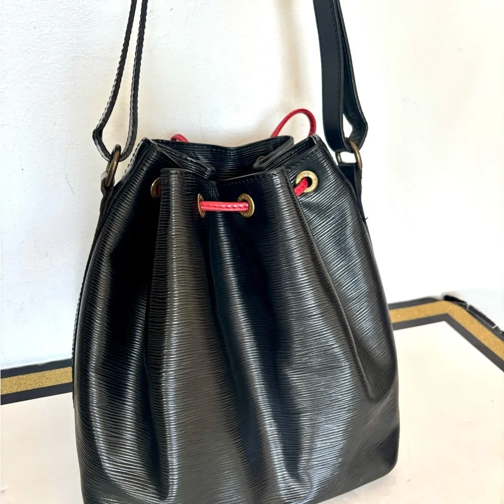 Authentic Louis Vuitton Black epi leather Noe bucket bag